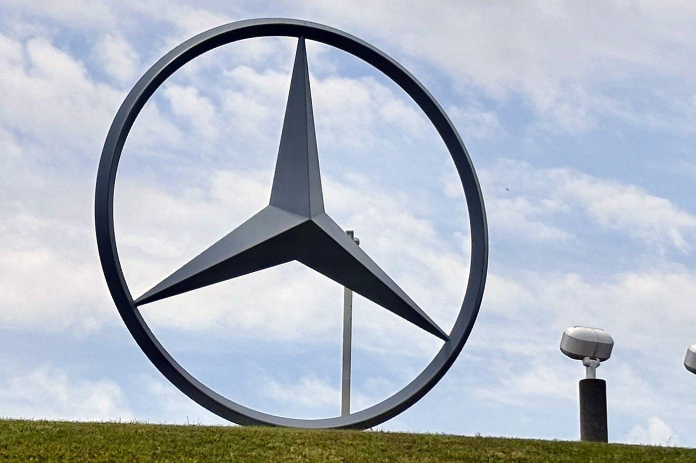 Mercedes-Benz recalls more than 36,000 vehicles in Canada due to roll away risk