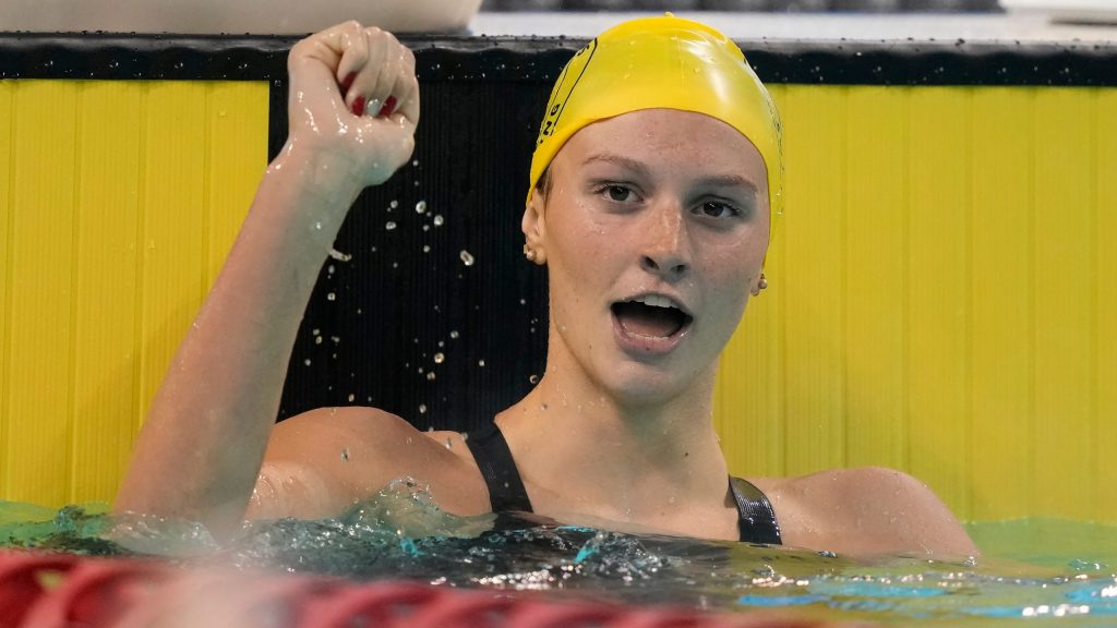 Canada's Summer McIntosh sets new world record in 400-metre individual medley