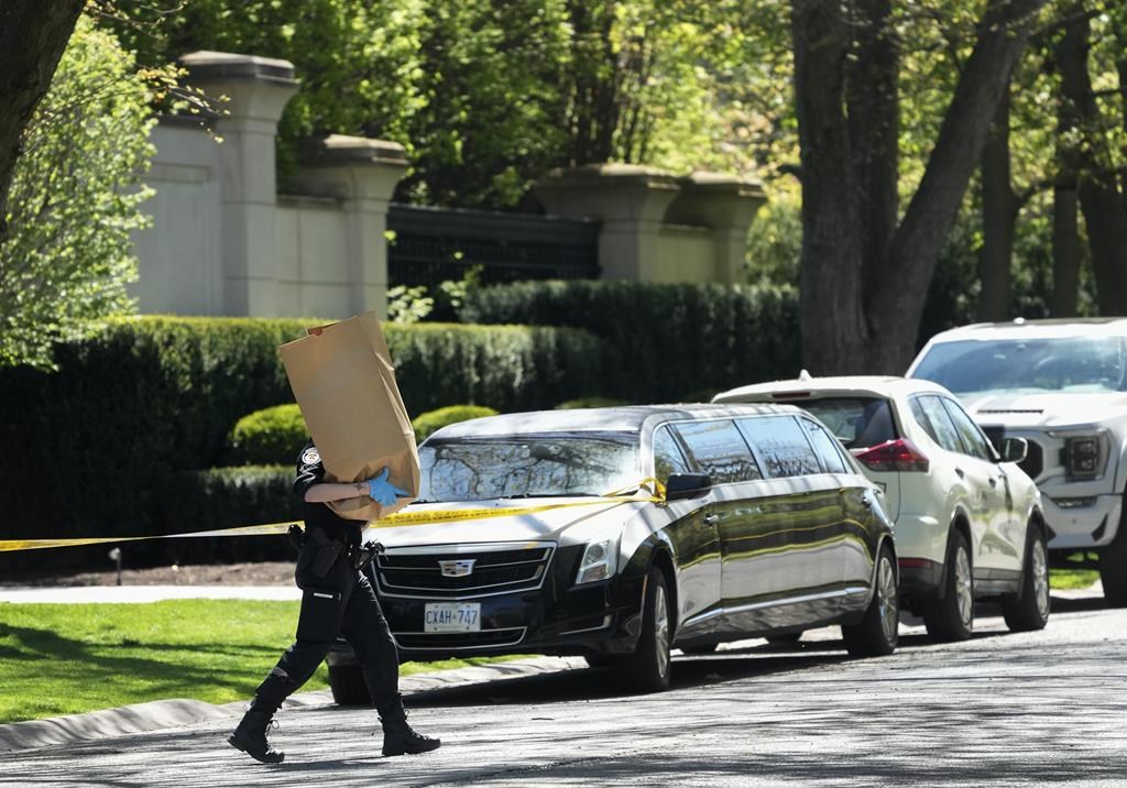Toronto police seek suspect vehicle after security guard shot outside Drake's mansion