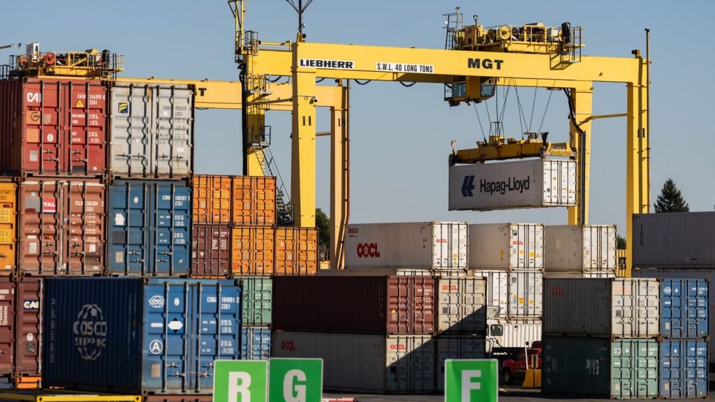 Federal government moves to end Montreal, B.C. port strikes by ordering binding arbitration