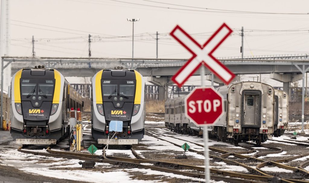 Alberta gathers experts to consult on passenger rail plan, opens public survey