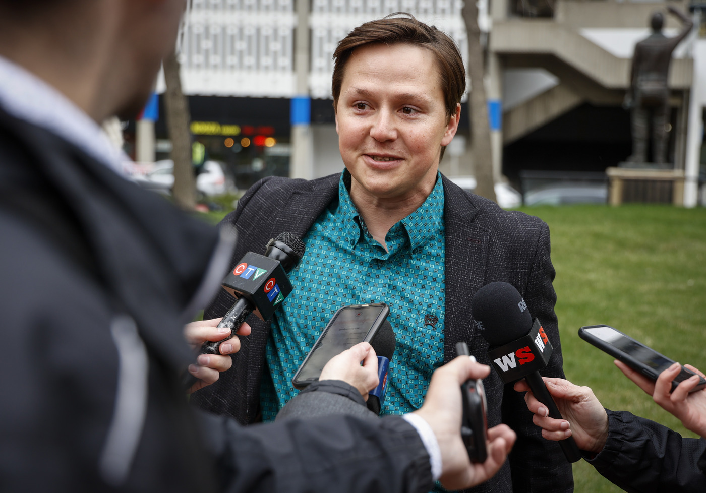 Alberta exploring LRT‑to‑airport links in Calgary, Edmonton as first phase of rail plan