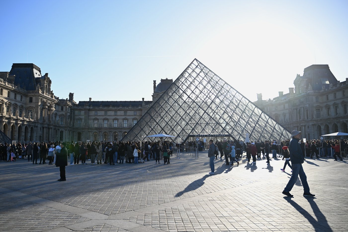 パリのルーブル美術館、欧州連合外からの訪問者のチケット料金を値上げへ