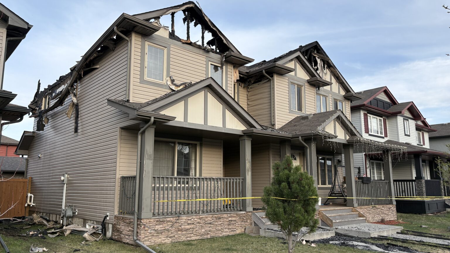 Fire damages southeast Edmonton duplex
