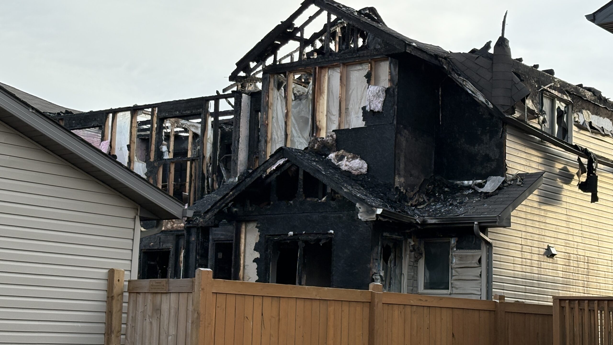 Fire damages southeast Edmonton duplex
