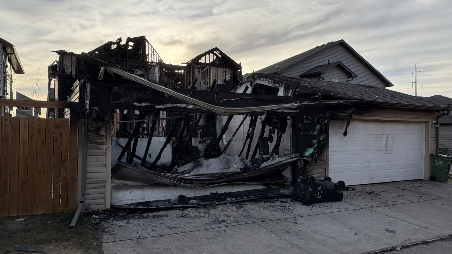 Fire damages southeast Edmonton duplex