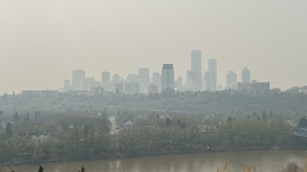 Wildfire smoke from B.C. blankets Edmonton; air quality at ‘very high risk’