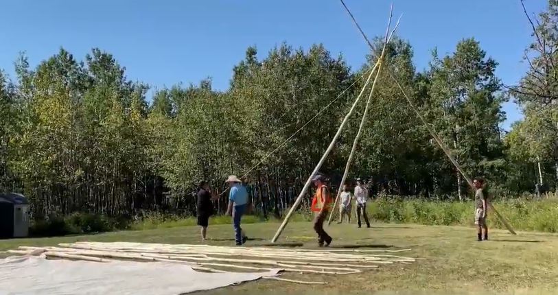 Erecting tipi Papaschase