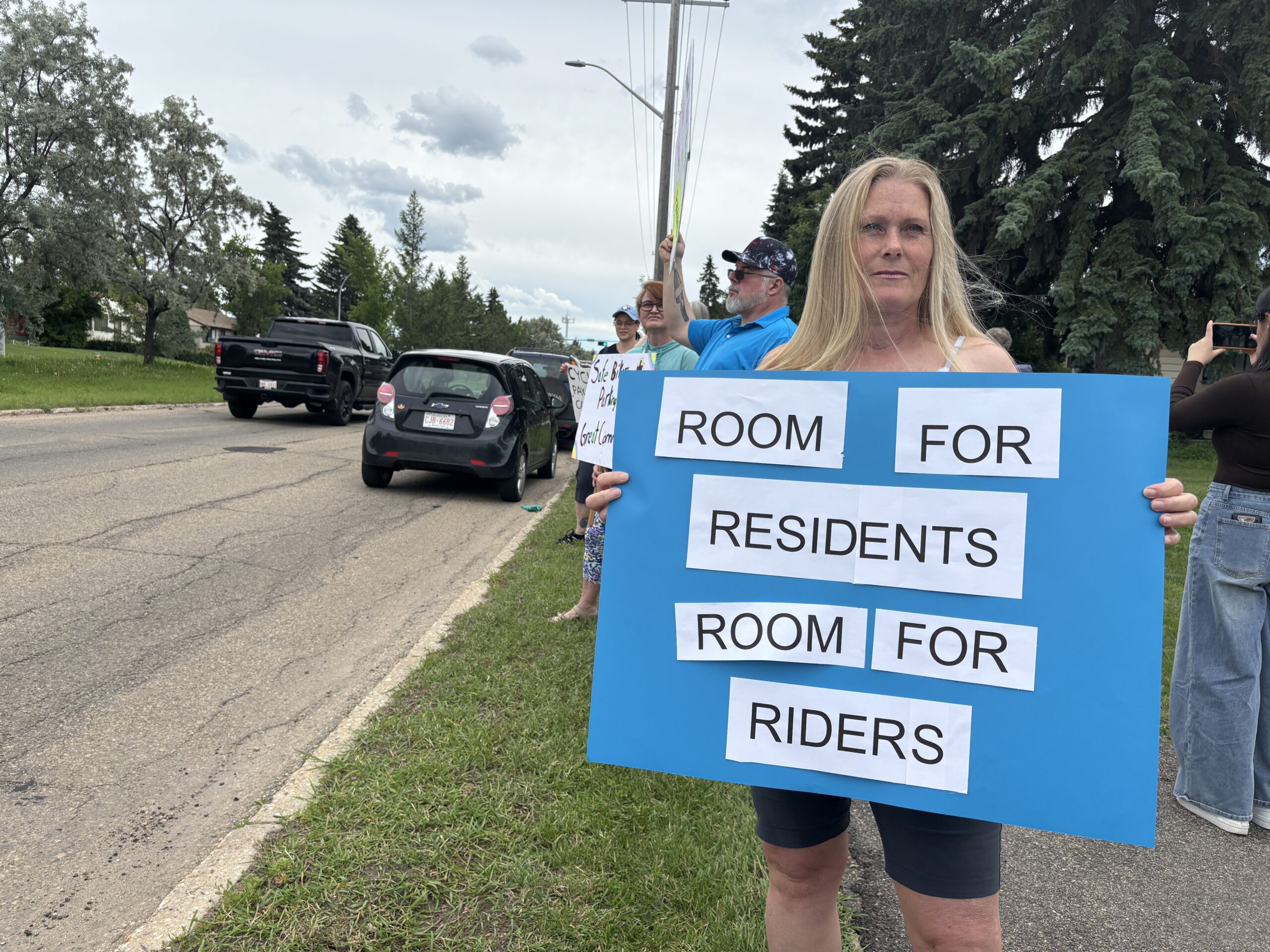 ‘Win-Win’: Edmonton residents push to keep both bike lanes and parking spaces on 50th Street