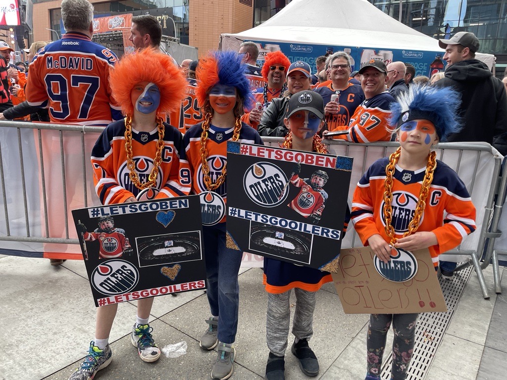 IN PHOTOS: Fans outside Rogers place for Oilers-Kings Game 2