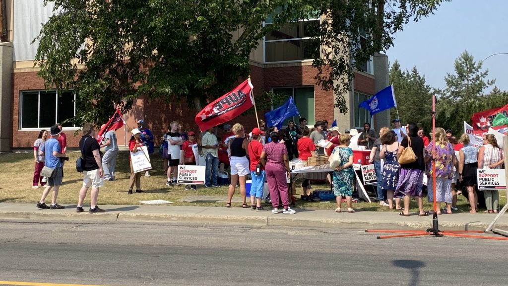 Edmonton health workers demonstrate outside Misericordia Hospital; union says contract negotiations have stalled