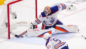 Oilers tweaking lineup for Game 4, but sticking with Skinner in net