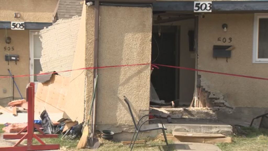 Driver of SUV that crashed into 2 northeast Edmonton homes was unconscious: eyewitness