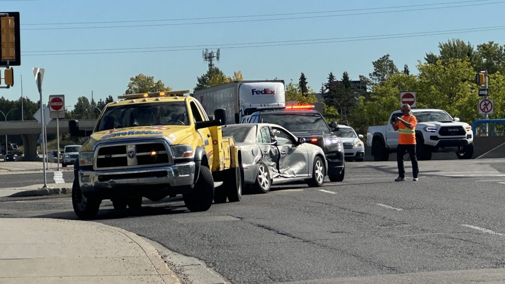 3 people flee after hit and run on Whitemud Drive: EPS