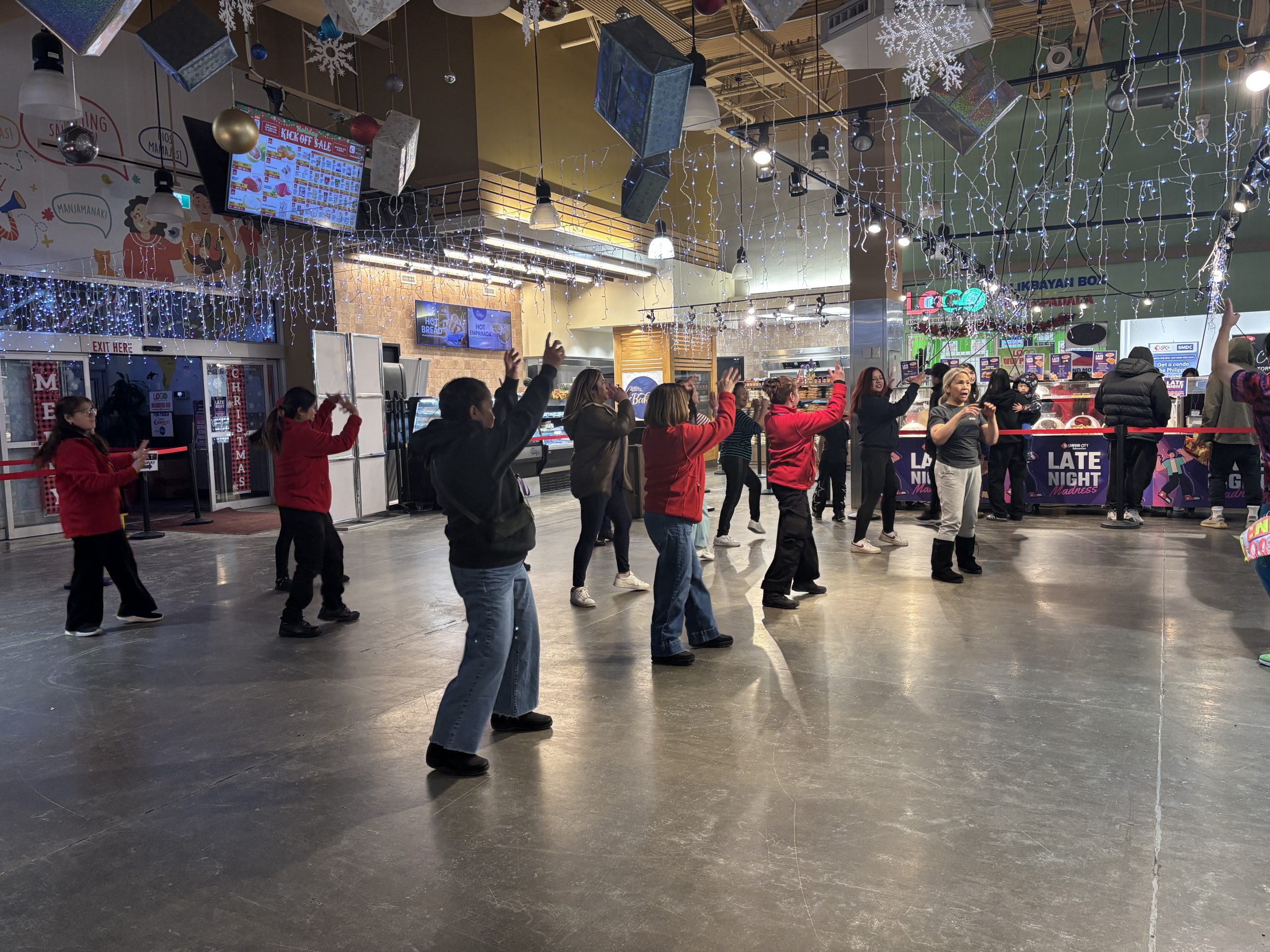 Edmonton Filipino community dances for holidays inside grocery store
