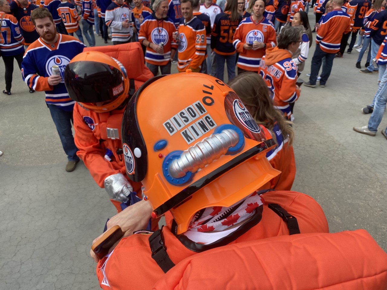 IN PHOTOS: Fans outside Rogers place for Oilers-Kings Game 2